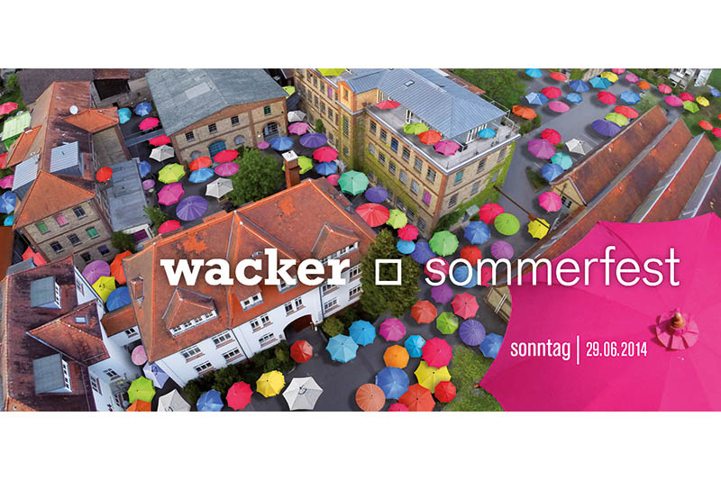 Die Wackerfabrik aus der Vogelperspektive mit jeder Menge bunter Sonnenschirme · Einladung zum Wacker Sommerfest am 29.06.2014 | 11 bis 19 Uhr