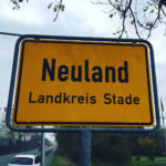 Ortsschild „Neuland“